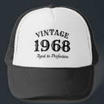 Vintager Fernlastfahrerhut 1968 für den 50. Truckerkappe<br><div class="desc">Gealtert Geburtstagst-shirt der geborenen im Jahre 1968 Männer der Perfektion zum 50. Lustige Zitatsonnekappe für 50 jährige Männer. Ändern Sie Altersjahr dementsprechend. Vintager retro Arttypographieentwurf mit Geburtsjahr Zahlschablone. Addieren Sie Ihr eigenes kundenspezifisches Datum. Personalizable Jahr/hergestellte Zahl. Coole Überraschung Geburtstags-Party-Geschenkidee für legendären Vati, Vater, Ehemann, Onkel, Großvater, Bruder, Großvater, Stiefvater, Pensionär,...</div>