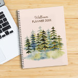Vintager Foggy Green Pine Forest Planer<br><div class="desc">Planen Sie Ihre Wildnis-Abenteuer mit unserem Vintagen Foggy Green Pine Forest Planner. Bleibe im rustikalen Stil organisiert!</div>