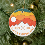 Vintager Glacier Nationalpark Montana Souvenir 80e Keramik Ornament<br><div class="desc">Holen Sie sich diesen Gletscher Nationalpark Vintagen Souvenirtee für Montana einheimische Touristen, Reisende oder Besucher, die Lieben, Highline-Trail-Berge, zwei Medizin See oder Gletscher Grinnell zu erkunden. Ideal für Bozeman, Billings, Fliegenfischen, Jagen, Rucksacken, Fahrradfahren, Kajakfahren oder Skilaufen im Seenwald oder Herbst, wenn Sie Camping, Fliegenfischen, Jagd, Rucksacktouristen oder Klettertouren lieben, dann...</div>