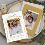 Vintager Goldbow Frohe Weihnachten 2 Foto<br><div class="desc">Feiern Sie die Urlaubssaison mit dieser bezaubernden Weihnachtskarte mit dem Foto Ihrer Familie, gerahmt von einem festlichen Goldbogen und Band auf einem knusprigen weißen Hintergrund. "Frohe Weihnachten" ist elegant geschrieben in einem bezaubernden Gold handgeschriebenen Drehbuch, mit Platz, um Ihren Familiennamen unten zu personalisieren. Die Rückseite der Karte zeigt ein zusätzliches...</div>