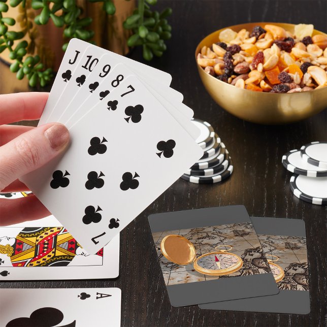 Vintager Goldkompass auf antiker Piratenkarte Spielkarten (Von Creator hochgeladen)