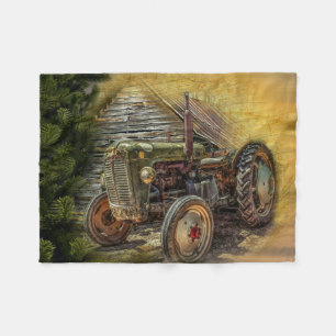 Vintager grüner Traktor Rustikaler alter Stall Fleecedecke