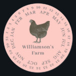 Vintager Haltungsbetrieb umschlossen Datum Eierkar Runder Aufkleber<br><div class="desc">Rustikale und einfache Hühnereier-Etiketten mit Ihrem Firmennamen in cremefarbener, moderner Typografie auf rosafarbenem Hintergrund mit einem stilvollen Vintagen Hühnerprint. Fügen Sie einfach den Namen Ihres Hausmeisters in das Etikett ein und umkreisen Sie das korrekte Datum Ihrer frischen Eier. Exklusiv für Sie entworfen von Happy Dolphin Studio. Wenn Sie Hilfe oder...</div>