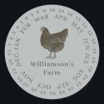 Vintager Haltungsbetrieb umschlossen Datum Eierkar Runder Aufkleber<br><div class="desc">Rustikale und einfache Hühnereier-Etiketten mit Ihrem Firmennamen in dunkelschwarzer, moderner Typografie auf einem stürmgrauen Hintergrund zeichnen sich durch einen stilvollen Vintagen Hühnerdruck aus. Fügen Sie einfach den Namen Ihres Hausmeisters in das Etikett ein und umkreisen Sie das korrekte Datum Ihrer frischen Eier. Exklusiv für Sie entworfen von Happy Dolphin Studio....</div>