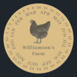 Vintager Haltungsbetrieb umschlossen Datum Eierkar Runder Aufkleber<br><div class="desc">Rustikale und einfache Hühnereier-Etiketten mit Ihrem Firmennamen in cremefarbener, moderner Typografie auf Vintag gelbem Hintergrund mit einem stilvollen Vintagen Hühnerprint. Fügen Sie einfach den Namen Ihres Hausmeisters in das Etikett ein und umkreisen Sie das korrekte Datum Ihrer frischen Eier. Exklusiv für Sie entworfen von Happy Dolphin Studio. Wenn Sie Hilfe...</div>