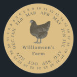 Vintager Haltungsbetrieb umschlossen Datum Eierkar Runder Aufkleber<br><div class="desc">Rustikale und einfache Hühnereier-Etiketten mit Ihrem Firmennamen in cremefarbener, moderner Typografie auf Vintag gelbem Hintergrund mit einem stilvollen Vintagen Hühnerprint. Fügen Sie einfach den Namen Ihres Hausmeisters in das Etikett ein und umkreisen Sie das korrekte Datum Ihrer frischen Eier. Exklusiv für Sie entworfen von Happy Dolphin Studio. Wenn Sie Hilfe...</div>