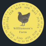 Vintager Haltungsbetrieb umschlossen Datum Eierkar Runder Aufkleber<br><div class="desc">Rustikale und einfache Hühnereier-Etiketten mit Ihrem Firmennamen in cremefarbener, moderner Typografie auf einem leuchtend gelben Hintergrund zeichnen sich durch einen stilvollen Vintagen Hühnerdruck aus. Fügen Sie einfach den Namen Ihres Hausmeisters in das Etikett ein und umkreisen Sie das korrekte Datum Ihrer frischen Eier. Exklusiv für Sie entworfen von Happy Dolphin...</div>