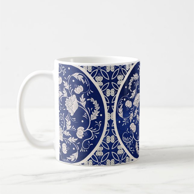 Vintager Hintergrund. Schönes, blumengeschmücktes  Kaffeetasse (Links)