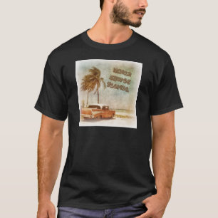 Vintager Inder stützt Strand-Szene unter T-Shirt