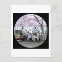 Vintager japanischer Geisha saß unter Kirschblüten