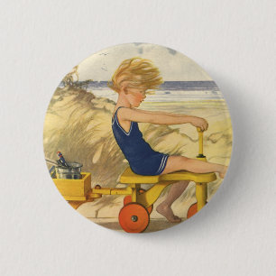 Vintager Junge spielt am Strand mit Sandspielzeug Button