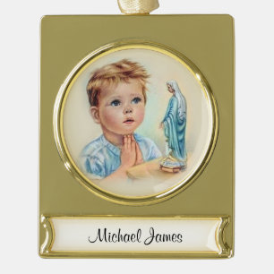 Vintager kleiner Junge, der zu gesegneter Jungfrau Banner-Ornament Gold