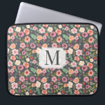 Vintager ⎥ laptopschutzhülle<br><div class="desc">Weich grauer Hintergrund mit Vintagem, nahtlosem Blumenmuster in sanften Federtönen, Pfirsich und Lila mit kundenspezifischem Monogramm in Serif-Schriftart</div>