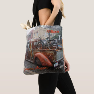 Vintager LKW und Fahrrad in Jerome, Arizona Tasche