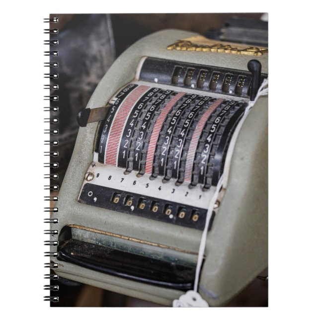 Vintager mechanischer Rechner - Ein Blick in die Notizblock (Vorderseite)