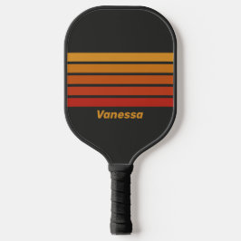 Vintager Mitternachtsuntergang durch Streifen mit Pickleball Schläger