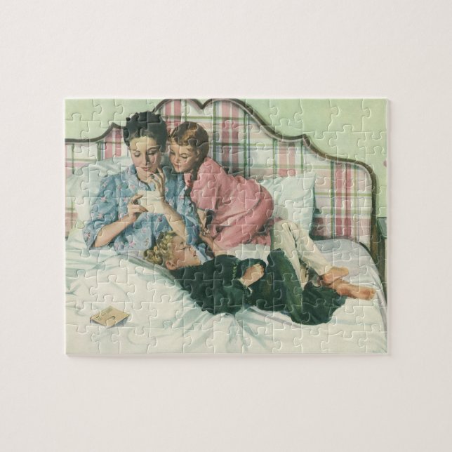 Vintager Muttertag, Kinder, die Karten im Bett les (Horizontal)