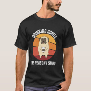 Vintager Niedlicher Mops trinkt Kaffee Der Grund,  T-Shirt