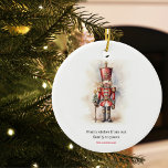 Vintager Nutcracker & Frohe Weihnachten Keramik Ornament<br><div class="desc">Ein wunderschön illustrierter Nutcracker-Soldat im Vintagen Stil, der in seiner klassischen Kleidung glänzt, steht hoch und hält ein fröhliches Weihnachtsbanner. Die warmen Farben und die feinen Details verleihen dem Ganzen ein Gefühl von jugendlicher Nostalgie und machen es zu einer perfekten Wahl für diejenigen, die die klassische Urlaubsatmosphäre schätzen. Möge Ihre...</div>