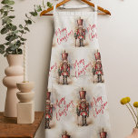 Vintager Nutcracker & Frohe Weihnachten Schürze<br><div class="desc">Ein wunderschön illustrierter Nutcracker-Soldat im Vintagen Stil, der in seiner klassischen Kleidung glänzt, steht hoch und hält ein fröhliches Weihnachtsbanner. Die warmen Farben und die feinen Details verleihen dem Ganzen ein Gefühl von jugendlicher Nostalgie und machen es zu einer perfekten Wahl für diejenigen, die die klassische Urlaubsatmosphäre schätzen. Möge Ihre...</div>
