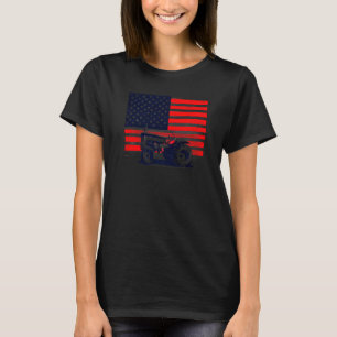 Vintager patriotischer Traktor unter amerikanische T-Shirt