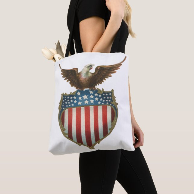 Vintager Patriotismus, Stolzer Adler über amerikan Tasche (Von Nahem)