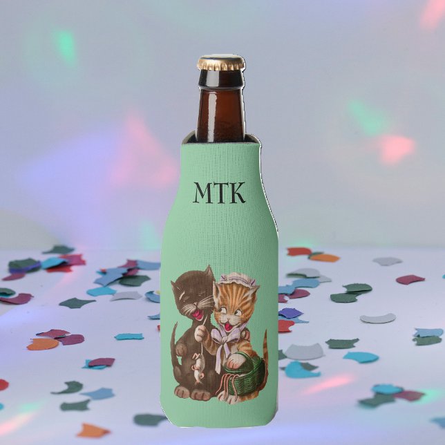Vintager Ratten-Körbchen Flaschenkühler (Cute Cat couple sharing rats from basket on mint green drink bottle cooler.)