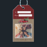 Vintager Red Christmas Truck Tree 2 Foto Geschenk  Geschenkanhänger<br><div class="desc">Vintager Red Truck Tree 2 Foto Geschenk Tag - Adorable rustikale Weihnachtsaufkleber 2 Ihrer Lieblings-Fotos,  ein roter Weihnachtswagen,  mit 2 frisch geschnittenen Weihnachtsbäumen. Der bearbeitbare Text liest Frohe Weihnachten mit Ihrem Familiennamen und Jahr. Entworfen von Beverly Bainbridge Magnolia & Thistle</div>