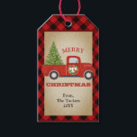 Vintager Red Truck & Christmas Tree Buffalo Karier Geschenkanhänger<br><div class="desc">Dieses gemütliche Weihnachtsdesign besticht durch unseren Vintag inspirierten roten LKW mit einem Baum und Kranz an der Tür (mit Platz für Ihr Monogramm), der von Büffel kariert betont wird! Klicken Sie auf die Schaltfläche Anpassen, um den Text zu verändern oder die Grafik zu verschieben! Variationen dieses Designs sowie der Koordinationsprodukte...</div>