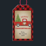 Vintager Red Truck & Christmas Tree Buffalo Karier Geschenkanhänger<br><div class="desc">Dieses gemütliche Weihnachtsdesign besticht durch unseren Vintag inspirierten roten LKW mit einem Baum und Kranz an der Tür (mit Platz für Ihr Monogramm), der von Büffel kariert betont wird! Klicken Sie auf die Schaltfläche Anpassen, um den Text zu verändern oder die Grafik zu verschieben! Variationen dieses Designs sowie der Koordinationsprodukte...</div>