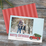 Vintager Red Truck Weihnachts-Fotokarte 1 Foto Feiertagskarte<br><div class="desc">Eine Whimsical Vintage rote LKW Winterszene, die aus dem Wald oder dem Weihnachtsbaum zurückkehrt, mit dem Weihnachtsbaum in diesem Jahr im Schnee. Diese niedliche Weihnachtsfotokarte besaß einen rustikalen roten LKW auf der Rückseite und eine vollblutete 1 Fotoplatte auf der Vorderseite, perfekt für jedes Foto. Vintages Weihnachts-Truck-Foto, niedliche Weihnachtswasserfarbe, Vollblut 1...</div>