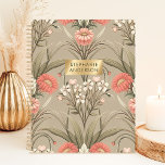 Vintager romantischer botanischer Individuelle Nam Planer<br><div class="desc">Dieses elegante Design zeichnet sich durch ein Vintag inspiriert botanisches Muster aus, mit weichem Set in Rosa und Weiß Blume vor einem gedämpften Tauphintergrund. Die aufwändigen Blumendetails verleihen dem Hotel ein zeitloses und klassisches Ambiente, während das elegante goldene Namensschild eine personalisierte Touch verleiht. Ideal für Profis, Studenten oder alle, die...</div>