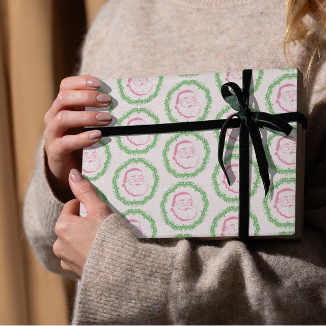 Vintager, rosa Santa gerahmt durch grüne Kranzausf Geschenkpapier (Von Creator hochgeladen)