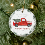 Vintager roter LKW | Erste Weihnachten Herr & Frau Keramik Ornament<br><div class="desc">Mit atemberaubendem handbemalten roten LKW, und Ihre Informationen auf der Vorderseite mit Ihrem eigenen Foto personalisiert auf der Rückseite. Entfernen Sie das Foto, damit die Vorder- und Rückseite auf Wunsch übereinstimmen. Ein Hochzeitsschmuck ist das perfekte Geschenk, um die ersten Weihnachten ein frisch verheiratetes Vermächtnis zu markieren. Die Hochzeitsschmuck von Ihren...</div>