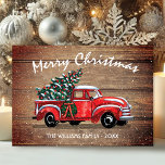 Vintager roter LKW Frohe Weihnachten Rustikales Ho<br><div class="desc">Versenden Sie Ihren Fotos und Freunden eine individuelle, rustikale Begrüßungskarte, die sie bei Ihrer Liebe erhalten. Dieses Design zeigt einen Vintagen roten Lieferwagen LKW mit einem Weihnachtsbaum in der Rückseite auf einem Hintergrund von Imitaten verwittert Holz Oberhalb des LKW in der weißen handgeschriebenen Schrift Typografie, es liest "Frohe Weihnachten", die...</div>