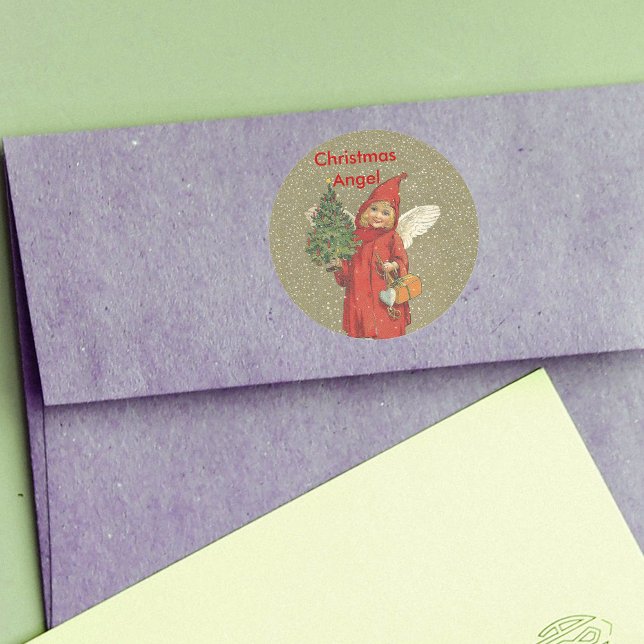 Vintager Roter Weihnachtsangel Runder Aufkleber (Victorian little angel in red hooded cape with Christmas tree, presents, in snow on tan stickers.)