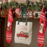 Vintager Rotzug| Weihnachtsklammer Tragetasche<br><div class="desc">Feiern Sie die Saison mit dieser familiären Weihnachtszeit-Tasche mit einem Vintagen roten LKW und einem Weihnachtsbaum. Personalisieren Sie mit Ihrem Familiennamen, um es zu Ihrem eigenen einzigartigen Weihnachtsbeutel zu machen. Ideal für Familien-Weihnachten-Wiedersehen, Feiern und vieles mehr. Vergnügen, Feste mit Vintagem Flair - es wird sicher sein, dass die Ferien Spaß...</div>