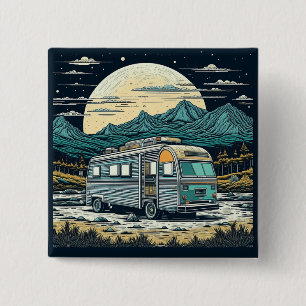 Vintager RV in den Bergen mit Vollmond Button
