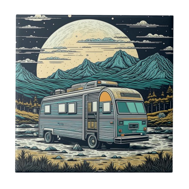 Vintager RV in den Bergen mit Vollmond Fliese (Vorderseite)