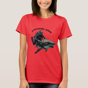 Vintager SCUBA Diving Diver Reiten eines Big Shark T-Shirt