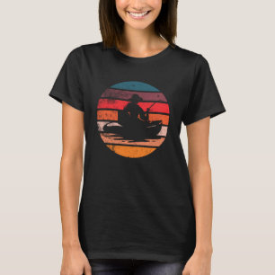 Vintager Sonnenuntergang auf dem Fischerboot T-Shirt