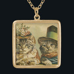 Vintager Spaß, Viktorianische Bräutigatzen in Henn Vergoldete Kette<br><div class="desc">Vintage Illustration lustiges Spaß-Bild mit Viktorianischen Tabbattkatzen mit Hüten. Eine Liebe und Romantik Haustier Hochzeitsdesign mit einer Katzenbraut und Bräutigam. Die Braut trägt einen eleganten Blumenhut und die Bräutigatze trägt einen extravaganten formalen Oberhut.</div>