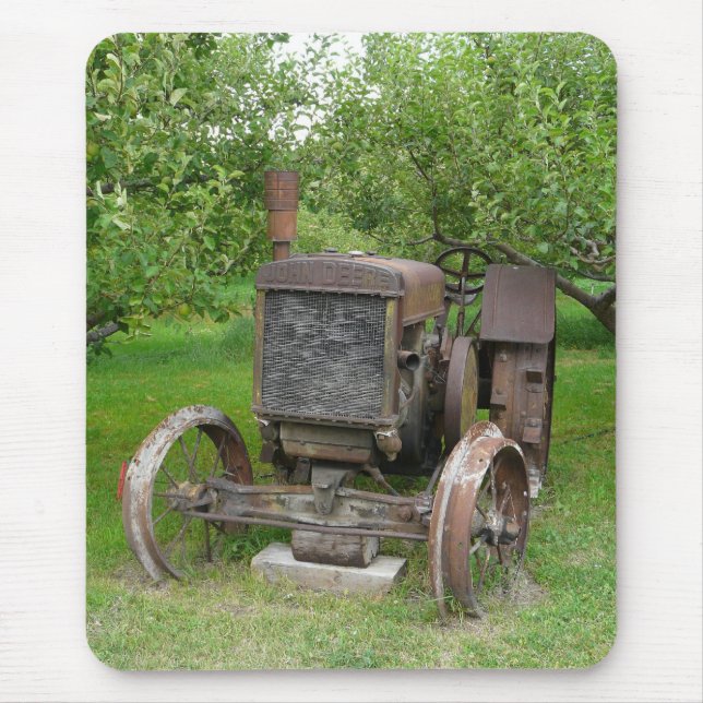 Vintager Traktor in Apple-Obstgarten Mousepad (Vorne)