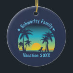 Vintager Tropical Beach Sommer Sonnenuntergang Pal Keramik Ornament<br><div class="desc">Genießen Sie das goldene Zeitalter der Strandferien mit unserer Kollektion "Vintag Beach Sunset Vacation Orange and Blue"! Diese atemberaubende Kollektion zeichnet sich durch ein kreisförmiges Design aus, das das Wesen eines tropischen Paradieses erahnen lässt und einen wunderschönen Sonnenuntergang in Orange- und Blautönen mit Palmen und der schwarzen Silhouette des Ufers...</div>