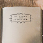 Vintager Verzierter Rahmen aus der Bibliothek des  Gummistempel<br><div class="desc">Eine personalisierte Buch-Briefmarke für Ihre persönliche Bibliothek. Diese individuelle Briefmarke verfügt über einen eleganten, viktorianischen Filigranrahmen, in dem Ihr Name in Ziertypografie gedruckt wird. Eine kühne und klassische Briefmarke, ideal für alle Buchliebhaber, Lehrer oder Bibliothekare. Das ist die Briefmarke aus Gummi aus Holz - wählen Sie den Griff und die...</div>