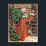 Vintager Weihnachtsmann in Orange Robe - Weihnacht Feiertagspostkarte<br><div class="desc">Frohe Weihnachten. Vintages Weihnachtsbild aus einer antiken Postkarte ca. 1910. Der Weihnachtsmann hat ein orangefarbenes Gewand und hat einen Baum über seiner Schulter. Er trägt eine kleine Tüte Spielzeug und klopft an eine alte Holztür. Sehr europäischer Stil Santa. Die meisten Weihnachtskarten wurden Anfang des 20. Jahrhunderts in Europa produziert.</div>