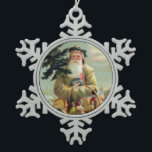 Vintager Weihnachtsschmuck Schneeflocken Zinn-Ornament<br><div class="desc">Charmante antike deutsche Grußkartengrafik,  die Weihnachten des Vaters in seinen Roben und Lorbeerkranz mit Spielzeug darstellt.</div>