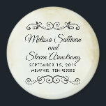 Vintager Western Hochzeit speichern Sie das Datum Magnet<br><div class="desc">Hochzeiten sichern den Datums-Magneten mit einem einfachen Western-Feeling-Design. Set auf einem cremefarbenen,  Vintag aussehenden Pergamentpapier-Bild. Die weich-braunen Kanten verleihen ihm ein elegantes altmodisches Ambiente. Extravagante Vintag aussehende dekorative Trennlinien mit Ihrem personalisierten Text dazwischen.</div>