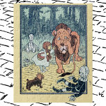 Vintager Zauberer für Oz-Zeichen, Gelbe Ziegelstra<br><div class="desc">Vintage Illustration klassischer Kindermärchen von William Wallace Denslow aus dem Viktorianischen Era-Geschichtenbuch Der wunderbare Zauberer von Oz von L. Frank Baum. Hier weint die feige Löwe, nachdem das junge Mädchen Dorothy ihn über die Nase geschmissen hat, nachdem der Löwe ihren Haustier Hund Toto aufgegriffen hatte. "Du solltest dich schämen! Warum...</div>