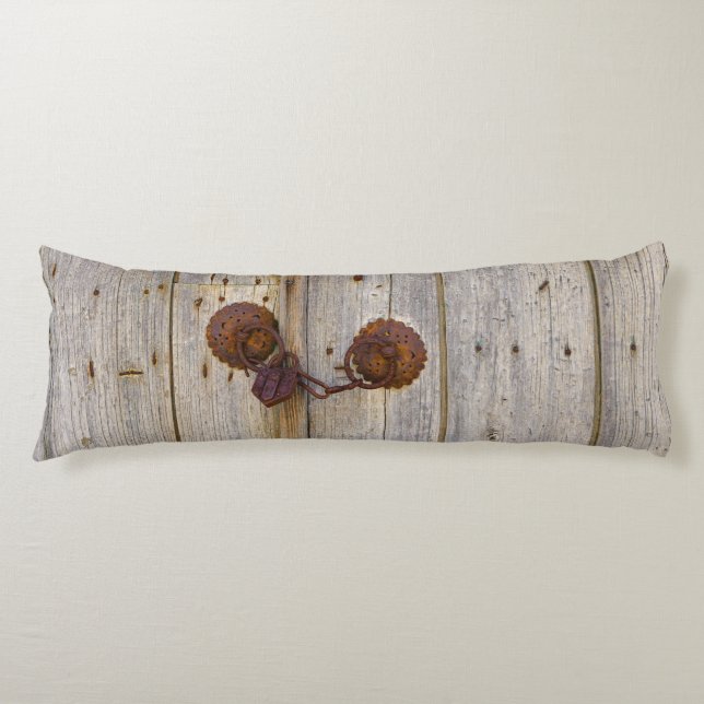 Vintages, altes Bügelschloss an einer Holztür _ Seitenschläferkissen (Vorderseite)